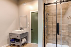 Shower, hair dryer, towels, soap - In the heart of the forest with authentic off-piste facilities (SPA), pets welcome! (La Malbaie)