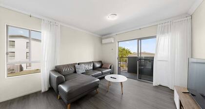 Modern 2BR Mango Hill Stay | Close to Shops & Rail