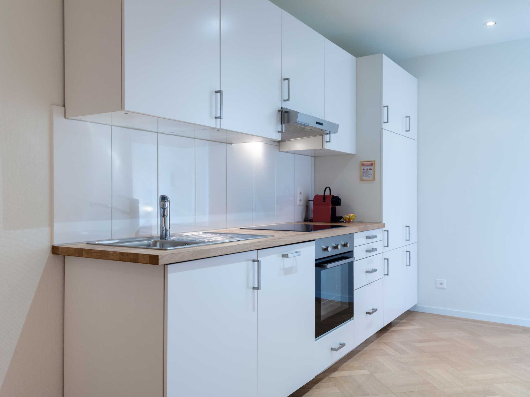 Refrigerador, horno, lavavajillas y utensilios de cocina 