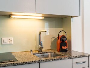 Kylskåp, mikrovågsugn och grytor/köksredskap