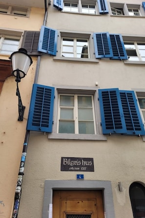 A building with a sign reading 'Biligis bus' and a number '1357'. - Apartment  by Interhome (Zurich)