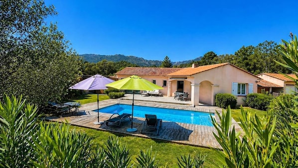 A house with a swimming pool, outdoor furniture, and a patio area. - Villa Luna, 8 pers, piscine, 10 mn plage en voiture (LECCI)