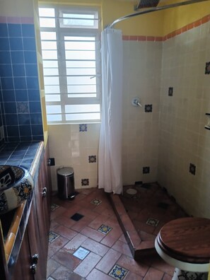 Shower, towels, soap, toilet paper - Apartment centrally located to the tourist sites with public transportation assured. (Ciudad de México)