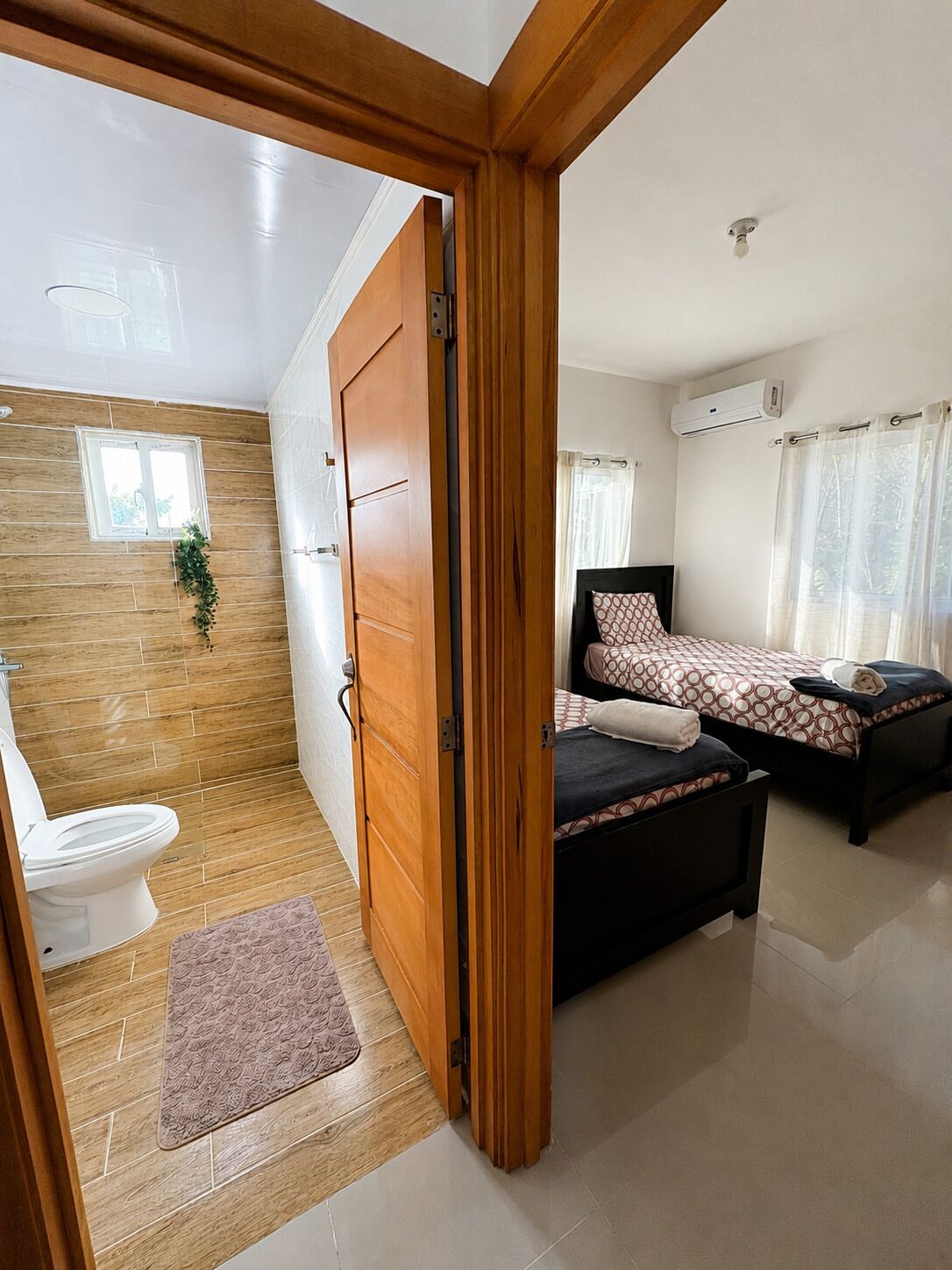 3 habitaciones, tabla de planchar con plancha, wifi y ropa de cama 