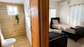 3 habitaciones, tabla de planchar con plancha, wifi y ropa de cama
