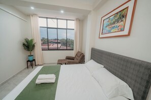 Tabla de planchar con plancha, wifi gratis y ropa de cama 
