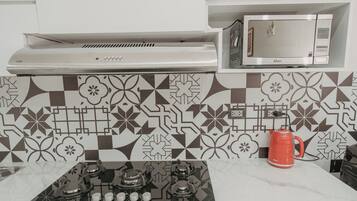 Réfrigérateur, four à micro-ondes, un four, lave-vaisselle