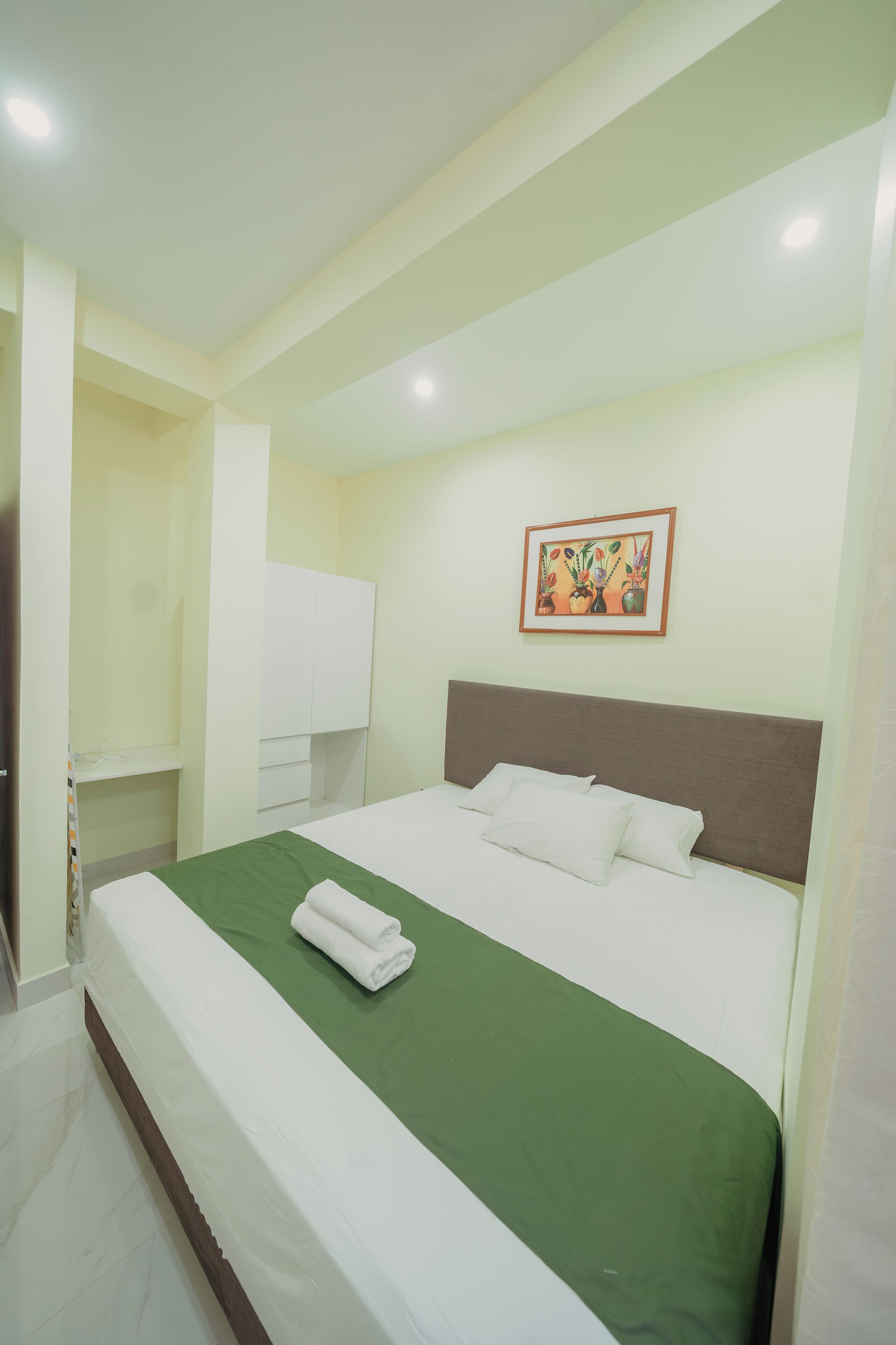 Tabla de planchar con plancha, wifi gratis y ropa de cama 