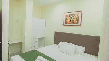 Tabla de planchar con plancha, wifi gratis y ropa de cama