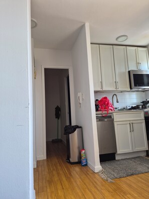 Private kitchen - Charming apartment in beautiful New York with cool AC breeze (New York)