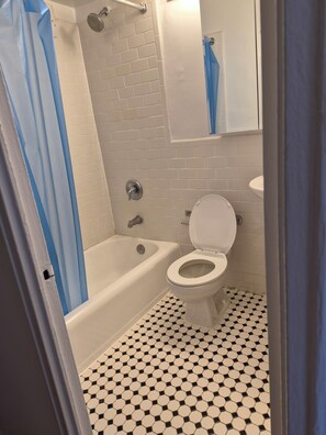 Bathroom - Charming apartment in beautiful New York with cool AC breeze (New York)
