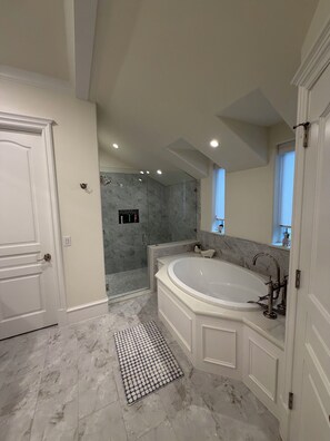 Dusche, Haartrockner, Bidet, Handtücher