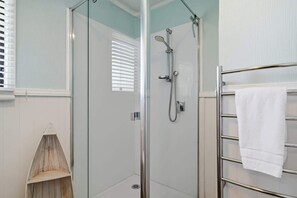Dusche, Haartrockner, Handtücher, Shampoo
