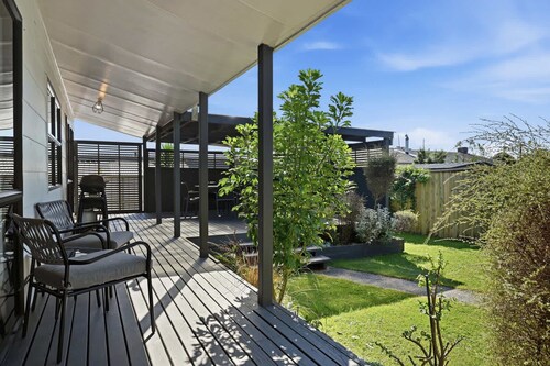 Retreat@23 - Stylish 2BR with Covered Deck