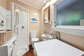Shower, towels, shampoo - Okere Tree House - Lakefront with own Jetty! (Okere Falls)