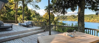 Okere Tree House - Lakefront with own Jetty!