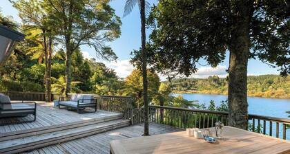Okere Tree House - Lakefront with own Jetty!