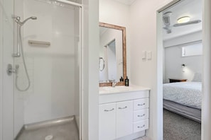Shower, hair dryer, towels, shampoo - Redwoods Edge | Walk to the Forest with Spa Pool (Rotorua)