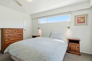 Iron/ironing board, travel cot, WiFi, bed sheets - Redwoods Edge | Walk to the Forest with Spa Pool (Rotorua)