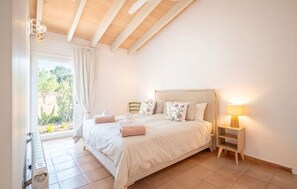 Travel cot, free WiFi - Amazing home in Campos with private swimming pool, can be inside or outside (Campos)