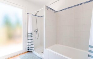 Shower, hair dryer - Amazing home in Campos with private swimming pool, can be inside or outside (Campos)