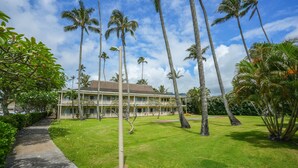 A hotel with a long, straight pathway leading to a building with a flat roof and multiple windows. - Kauai Condo-Pool View 1BR with Private Lanai A/C (Kapaʻa)