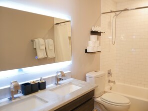 Hair dryer, towels, soap, toilet paper - Luxury Smart Home l Prime Dallas l Walk to Bars (Dallas)