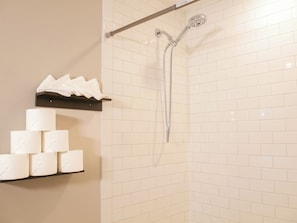 Hair dryer, towels, soap, toilet paper - Luxury Smart Home l Prime Dallas l Walk to Bars (Dallas)