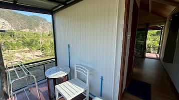 Suite Studio, patio, vue colline | Restauration extérieure