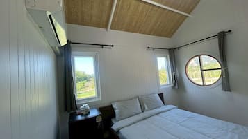 Single Room, 1 Queen Bed, Mountain View, Courtyard Area | Blackout drapes, soundproofing, free WiFi