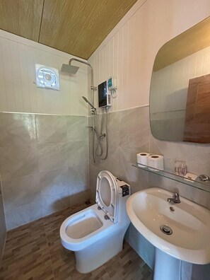 Duschwanne, kostenlose Toilettenartikel, Haartrockner, Hausschuhe