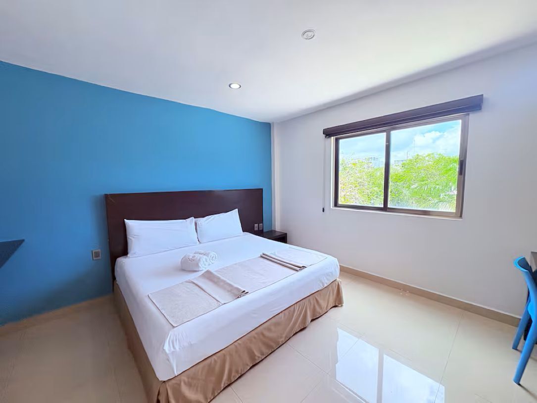Tabla de planchar con plancha, wifi y ropa de cama 