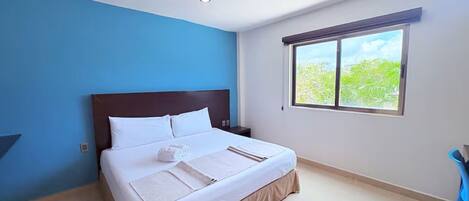 Tabla de planchar con plancha, wifi y ropa de cama