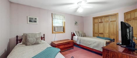 Iron/ironing board, free WiFi, bed sheets
