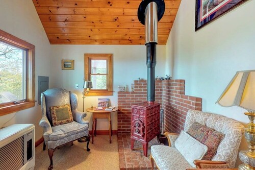 Beautiful hilltop home with deck & view of Penobscot Bay - near festivals & more