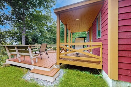 Beautiful hilltop home with deck & view of Penobscot Bay - near festivals & more