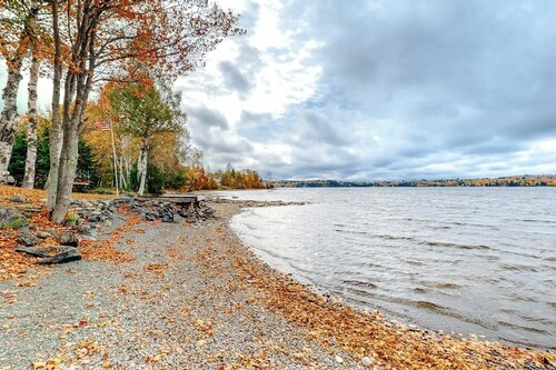 Lakefront cottage with full kitchen, firepit, gas grill, Wifi, a/c