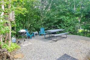 Outdoor dining - Lakefront cottage with full kitchen, firepit, gas grill, Wifi, a/c (Greenville)
