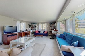 Télévision, lecteur de DVD, livres, vidéothÚque