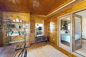 Escritorio, wifi gratis y ropa de cama 