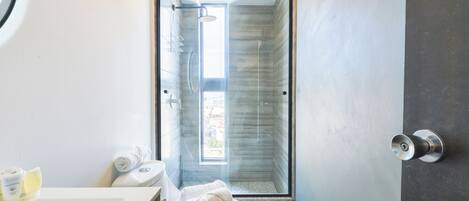 Deluxe-Suite, Stadtblick | Badezimmer | Dusche, kostenlose Toilettenartikel, Haartrockner, Handtücher