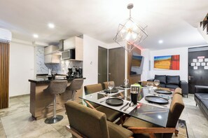 Deluxe Suite, City View | Dining - El Semillero (Monterrey)