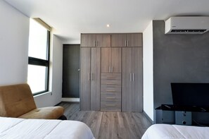 Deluxe-sviitti, kaupunkinäköala | Kannettavalle tietokoneelle sopiva työtila, silitysrauta/-lauta
