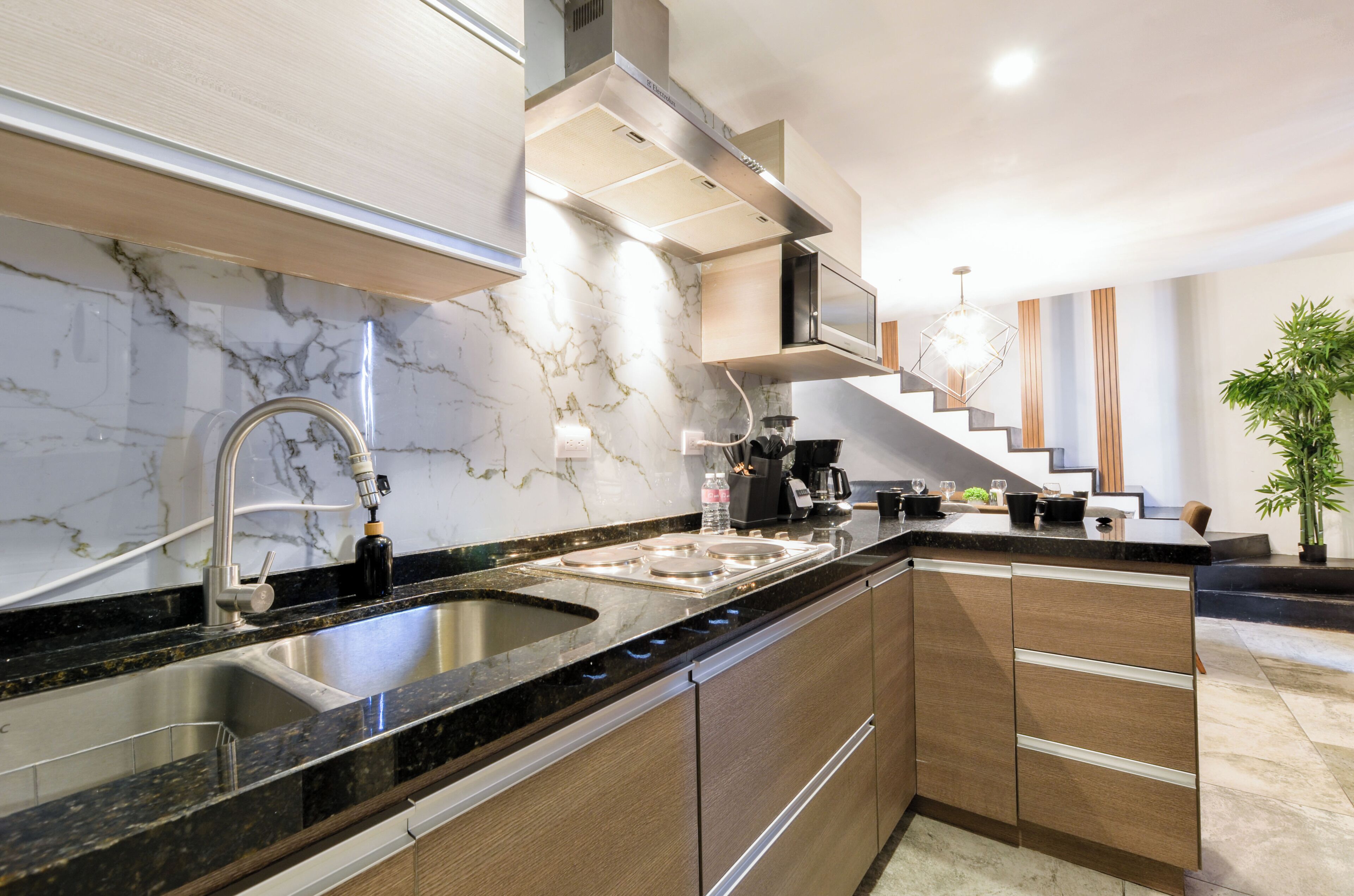 Deluxe Suite, City View | Private kitchen | Full-size fridge, microwave, stovetop, cookware/dishes/utensils