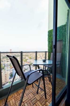 Deluxe Suite, City View | Outdoor dining - El Semillero (Monterrey)