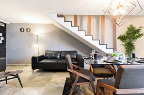 Deluxe Suite, City View | Living area
