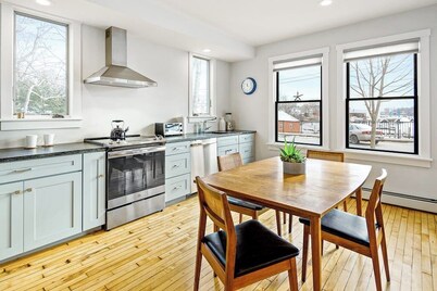 Waterfront, walkable home with beautiful kitchen & washer/dryer - dog-friendly