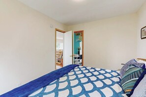 Iron/ironing board, free WiFi, bed sheets - Water view home with scenic balcony, grill, board games, and AC (Phippsburg)