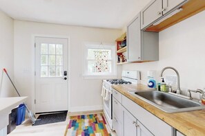 Fridge, microwave, oven, stovetop - Water view home with scenic balcony, grill, board games, and AC (Phippsburg)