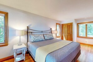 Room - Delightful oceanfront home with amazing views, wrap-around deck & two fireplaces (Westport)